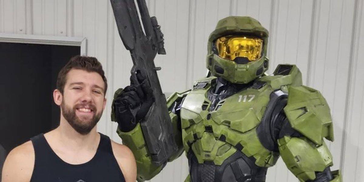 Halo Fan Creates Amazing Life-Size Statue of Master Chief