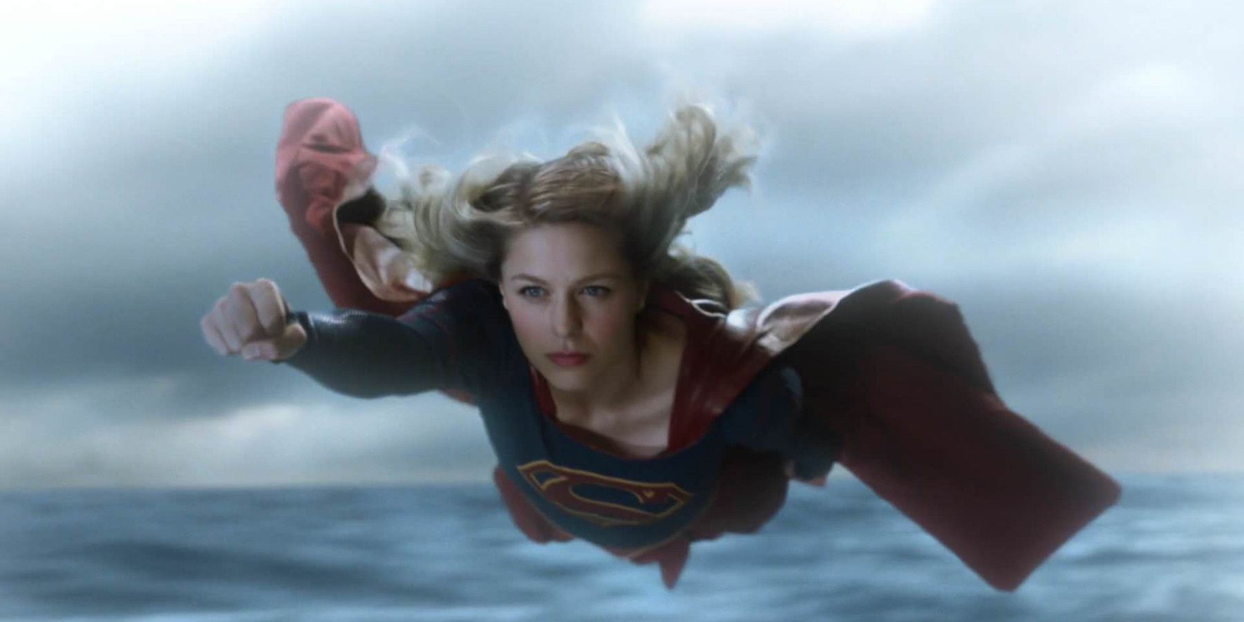 supergirl voando