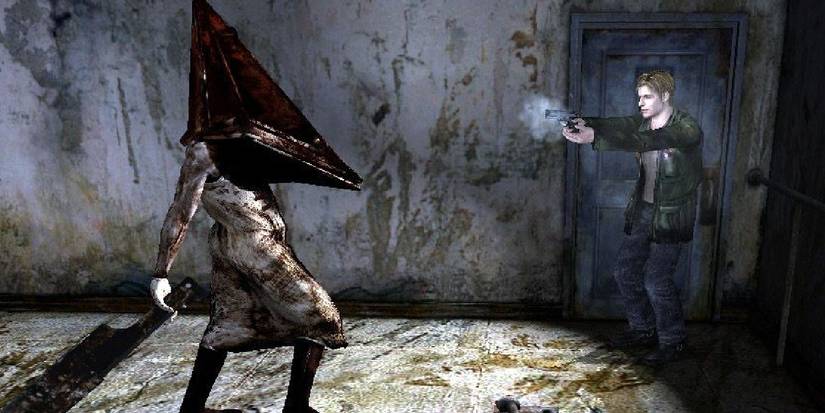 Pyramid Head lumbers towards James Sunderland in Silent Hill 2.