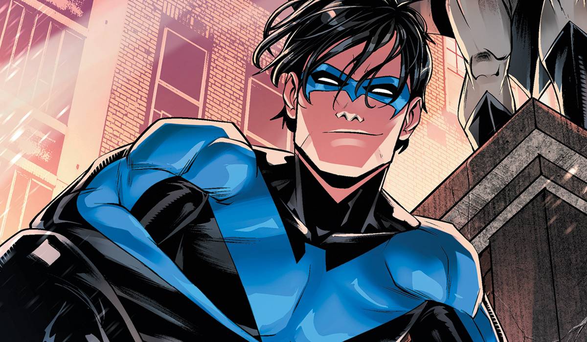 O herói Asa Noturna em uma pose acrobática, saltando sobre os telhados da cidade de Blüdhaven à noite.