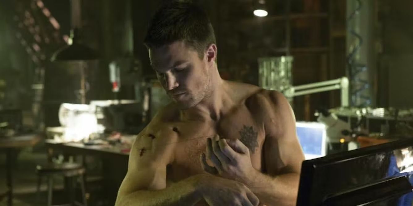 Oliver Queen stitching up the wound