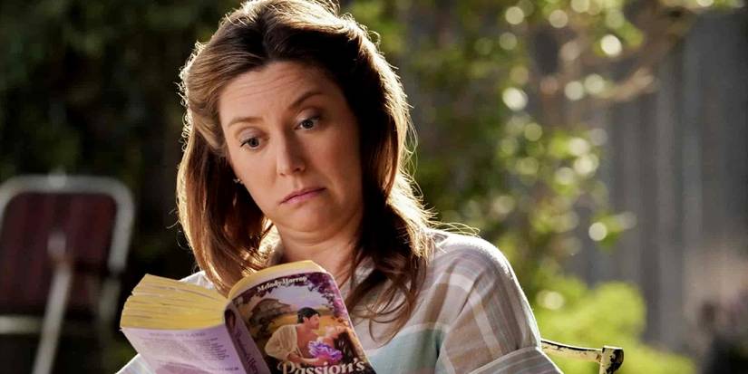 Mary reads a novel in Young Sheldon.