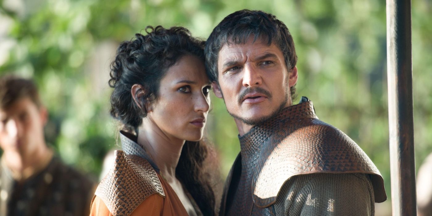 Ellaria Sand (Indira Varma) and Oberyn Martell (Pedro Pascal) talk to each other in Game of Thrones