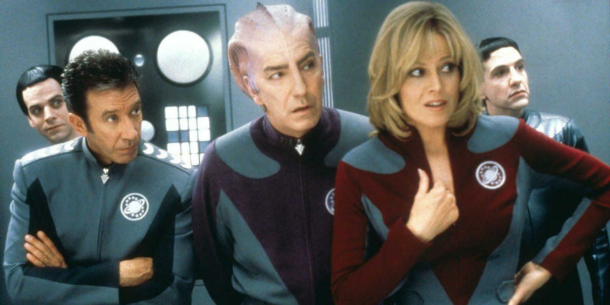 Jason (Tim Allen), Gwen (Sigourney Weaver) ve Alexander (Alan Rickman) Galaxy Quest'teki bir uzay gemisinde birlikte duruyor