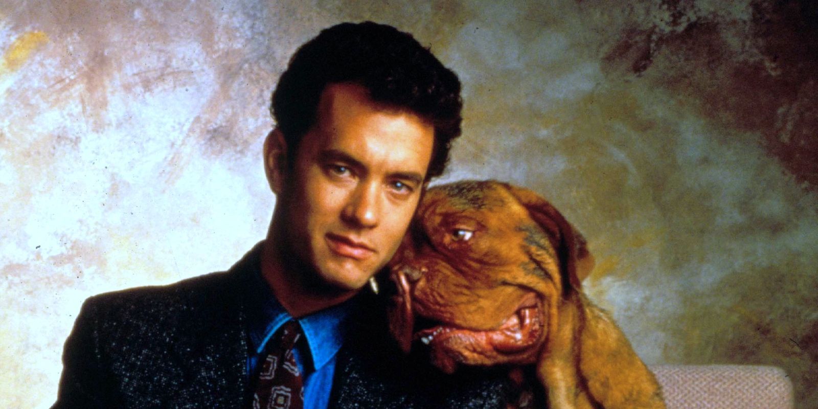 Tom Hanks como Turner em Turner And Hooch com Hooch apoiado nele.