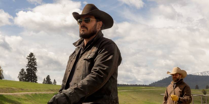 Rip Wheeler (Cole Hauser) rides a horse in Yellowstone.