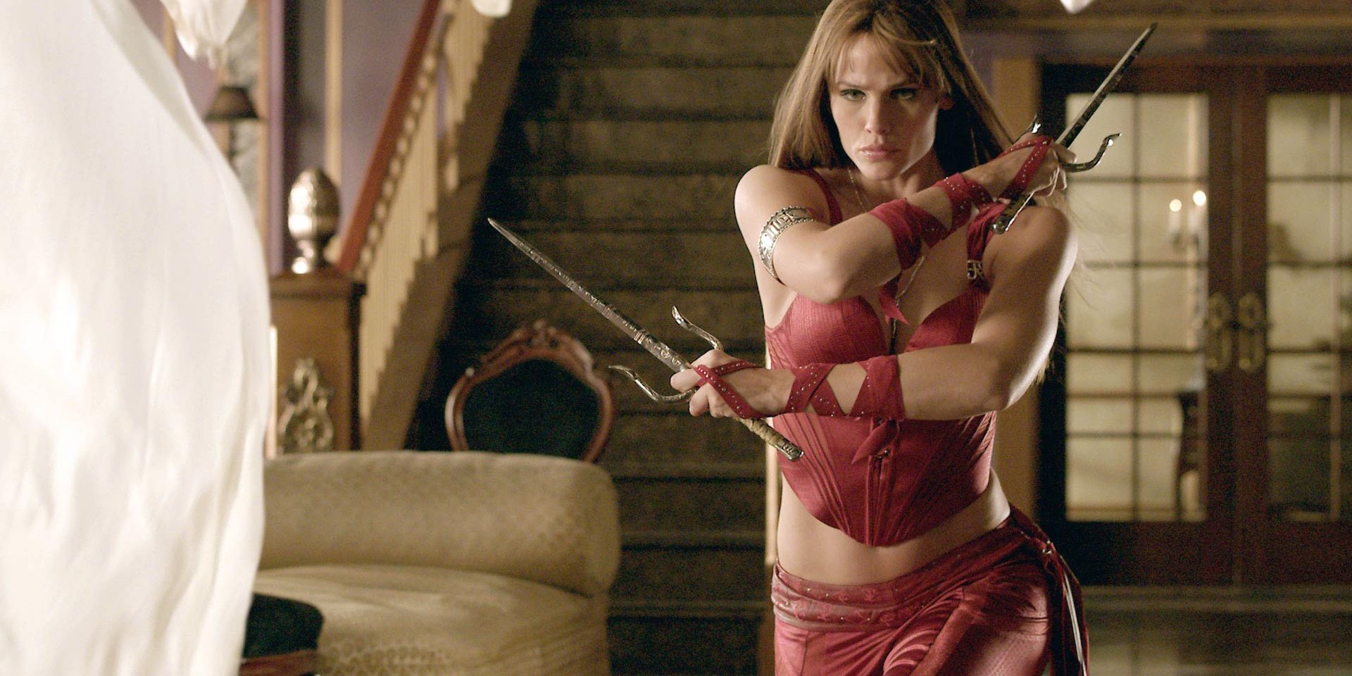 Elektra (Jennifer Garner) pratica com suas duas saias gêmeas em Elektra