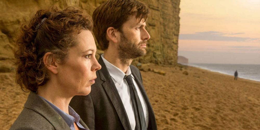 Olivia Colman y David Tennant miran en Broadchurch