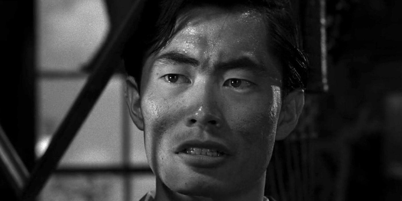 Arthur (George Takei) parado contra una ventana en el episodio de Twilight Zone "The Encounter".