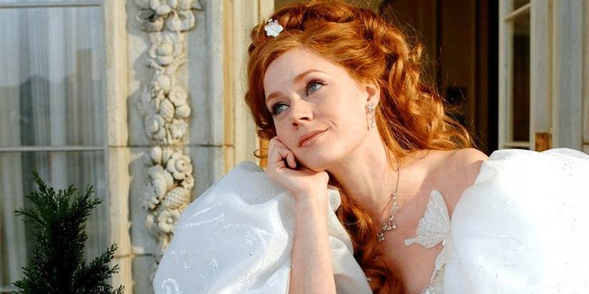Amy Adams as Giselle looking longingly into the sky in Enchanted.