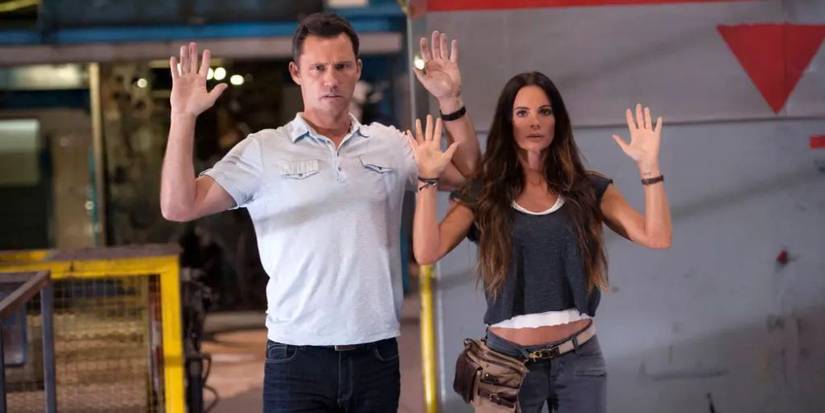 Michael Weston (Jeffrey Donovan) and Fiona (Gabrielle Anwar) surrender in Burn Notice