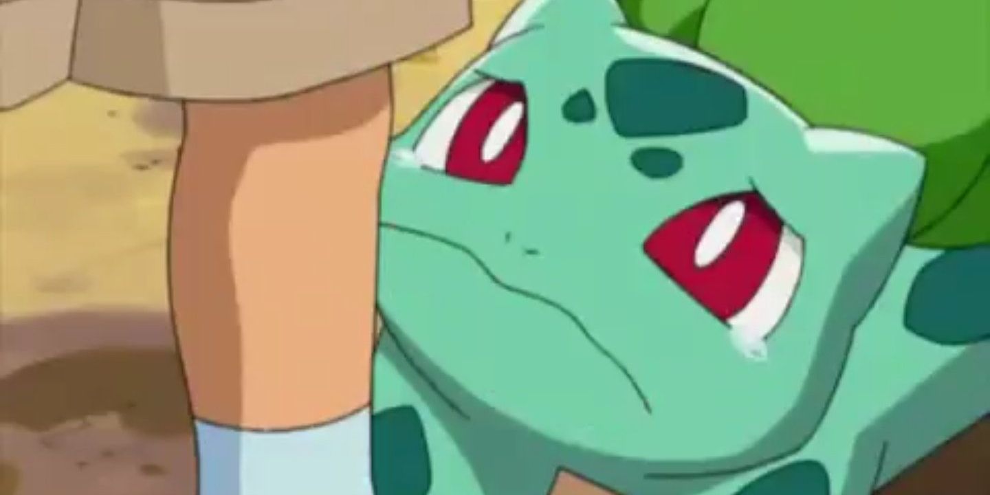 Bulbasaur chora aos pés de um treinador no anime Pokémon.