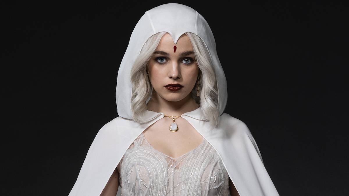 Titans’ White Raven Debuts in New Image