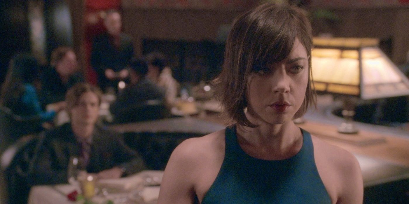 Aubrey Plaza ist Cat Adams in Criminal Minds, die in einem Restaurant steht, mit Spencer Reid im Hintergrund.