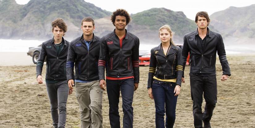 Para pahlawan Power Rangers RPM: Scott, Flynn, Summer, Ziggy, dan Dillon berjalan bersama