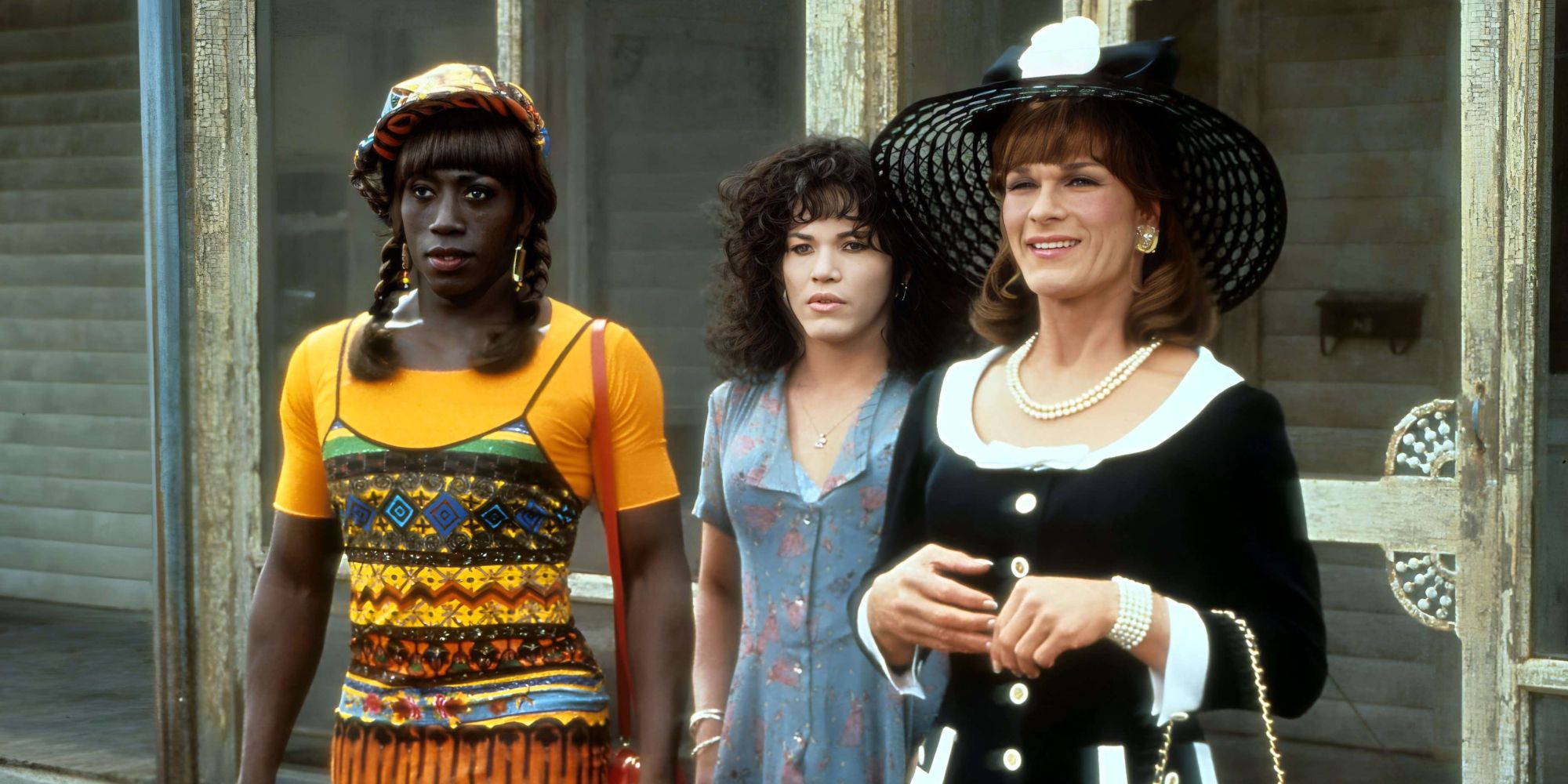 Wesley Snipes, John Leguizamo e Patrick Swayze são retratados como seus personagens noxema, chi-chi e vida em Wong Foo, obrigado por tudo que Julie Newmar (1995).