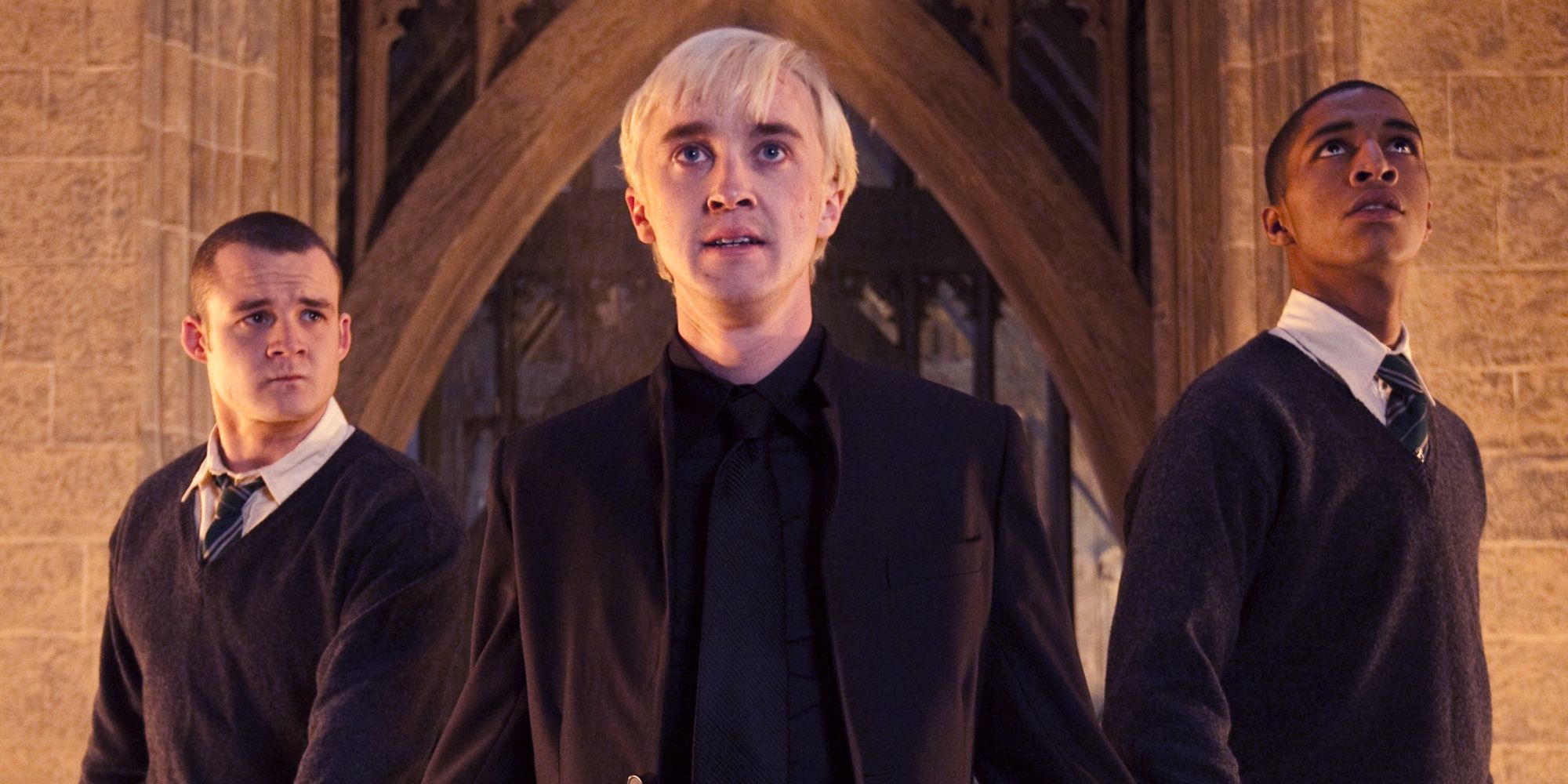 Draco Malfoy em pé com Goyle e Blaise em Harry Potter e as Relíquias da Morte