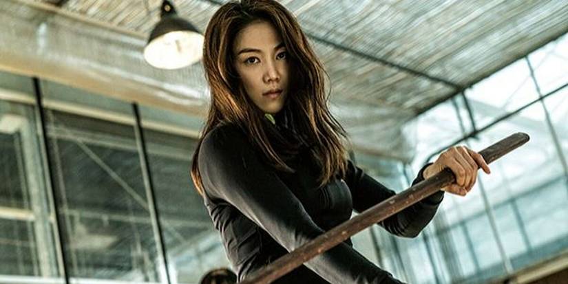 Sook-hee wields a stick against someone in The Villainess 