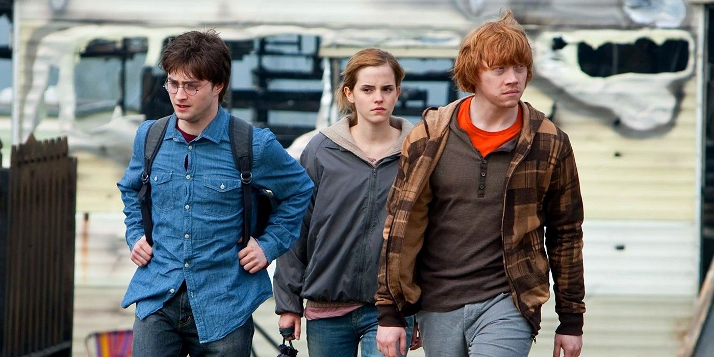 O Trio Dourado (Harry, Hermione, Ron) se afasta de um trailer durante a Caça às Horcrux em Harry Potter