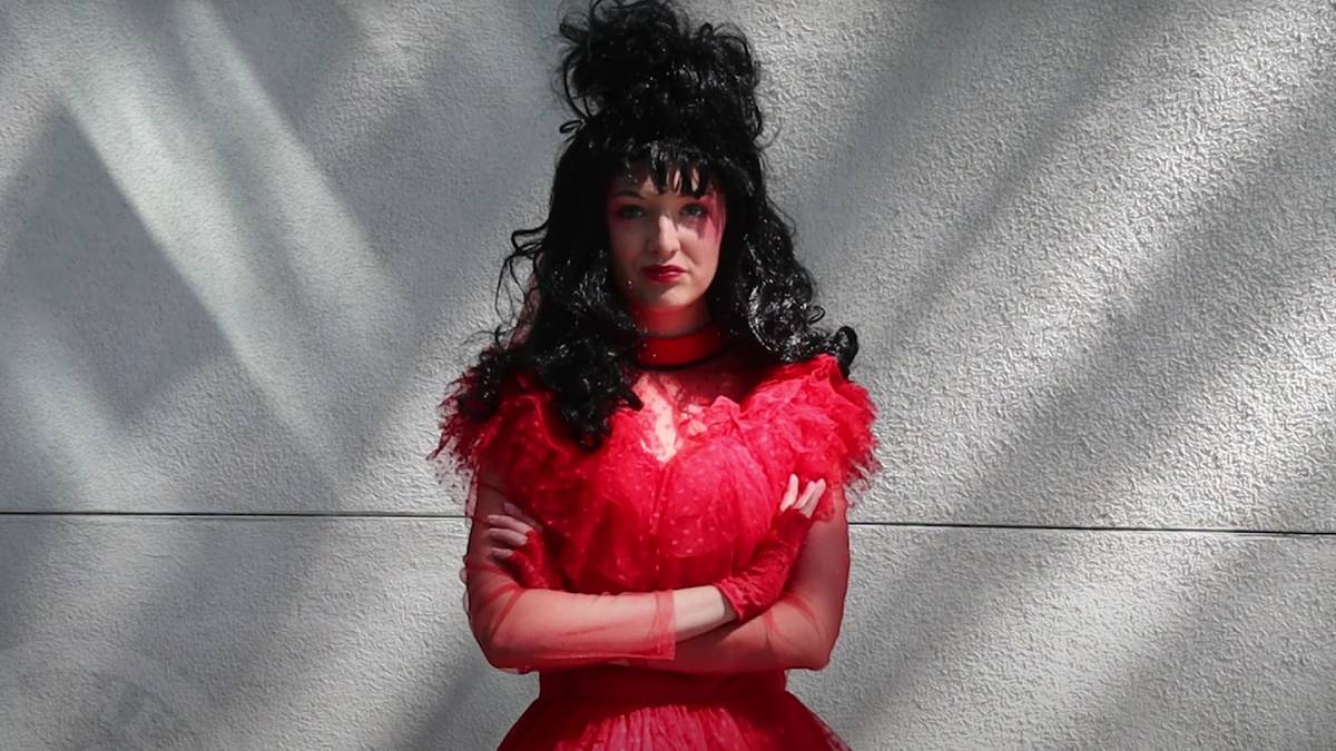Beetlejuice Cosplayer Is Frighteningly Perfect in Lydia Deetz's Red Wedding Dress Beetlejuice Cosplayer Is Frighteningly Perfect in Lydia Deetz's Red Wedding Dress
