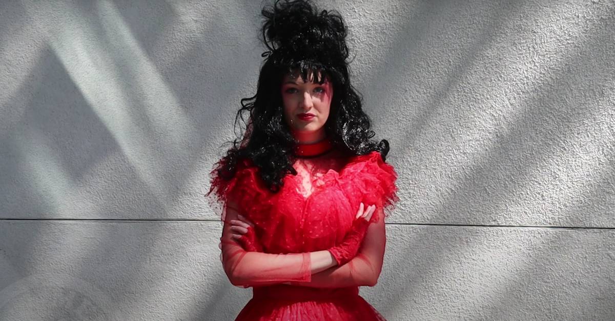 Beetlejuice Cosplayer Is Frighteningly Perfect in Lydia Deetz's Red Wedding Dress Beetlejuice Cosplayer Is Frighteningly Perfect in Lydia Deetz's Red Wedding Dress