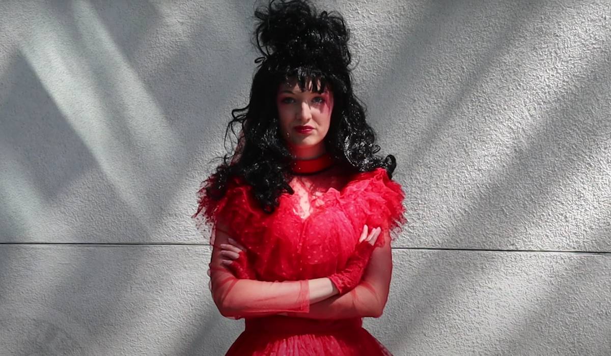 Beetlejuice Cosplayer Is Frighteningly Perfect in Lydia Deetz's Red Wedding Dress Beetlejuice Cosplayer Is Frighteningly Perfect in Lydia Deetz's Red Wedding Dress