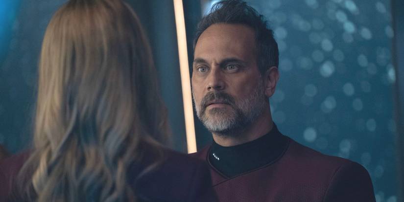 Picard's Captain Liam Shaw (played by Todd Stashwick) speaks to Seven of Nine (Jeri Ryan).