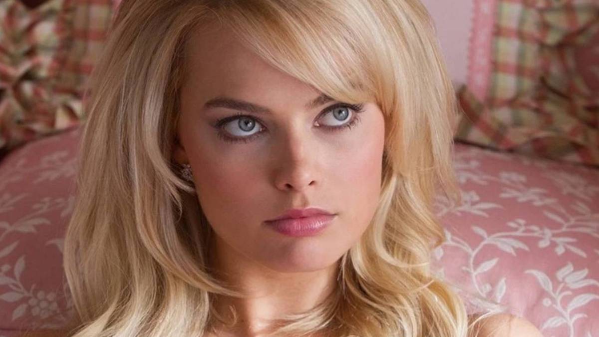 naomi belfort pink dress Margot Robbie as Naomi Lapaglia in 'THE WOLF OF WALL STREET' (2013) 