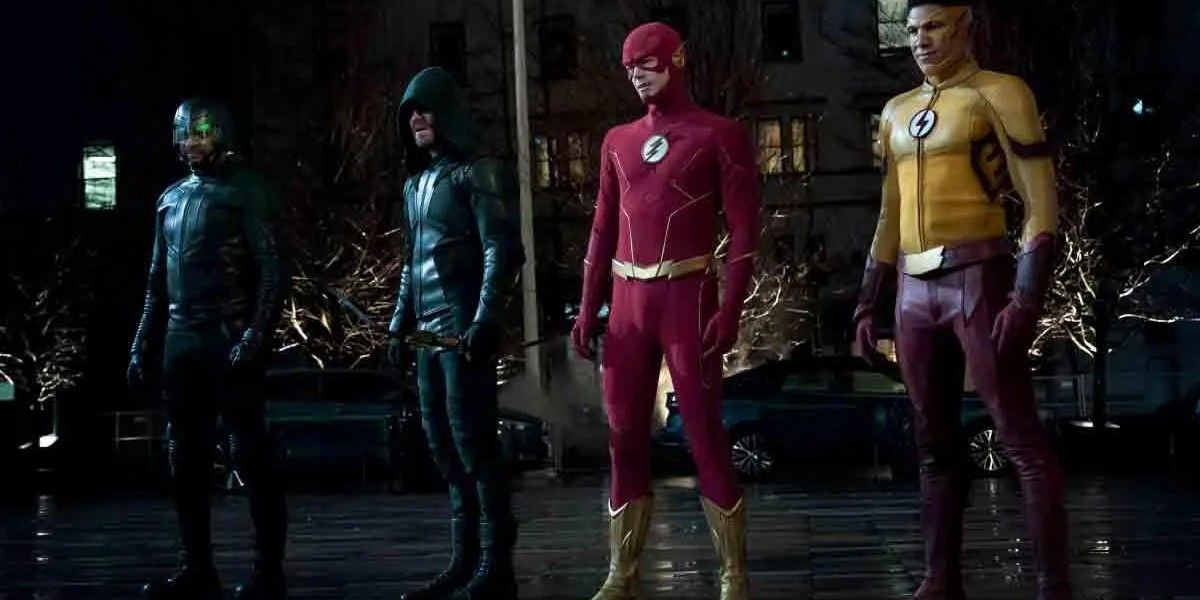 Barry Allen, Oliver Queen, Flash Reverso, todos vestidos no Arrowverse