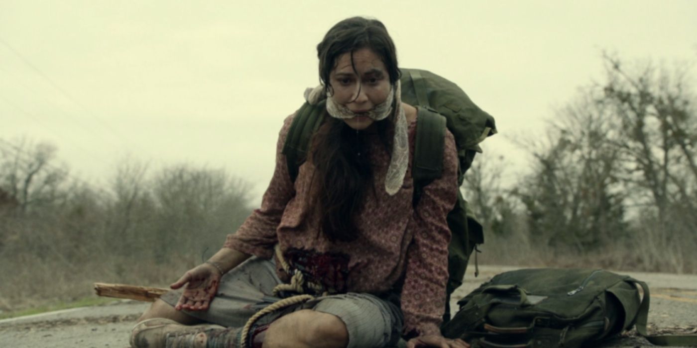Rachel está sentada no chão com uma mordaça na boca em Fear the Walking Dead. 