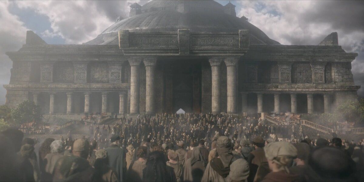 The Dragonpit about to be stormed by the citizens of King's Landing