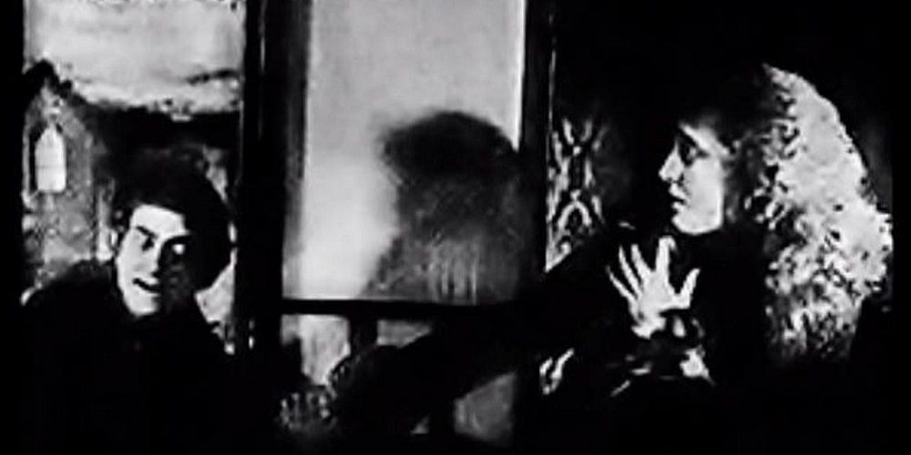 A imagem é um still de Dracula's Death, o primeiro filme de Drácula
