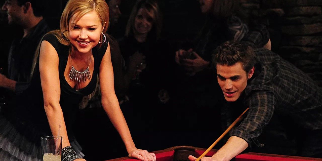 Lexi e Stefan jogam sinuca em The Vampire Diaries.