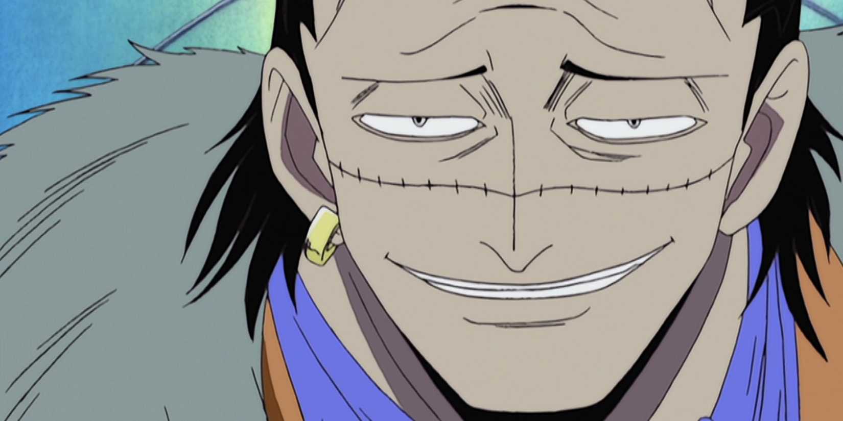 Sir Crocodile sourit largement sous un angle rapproché dans One Piece.