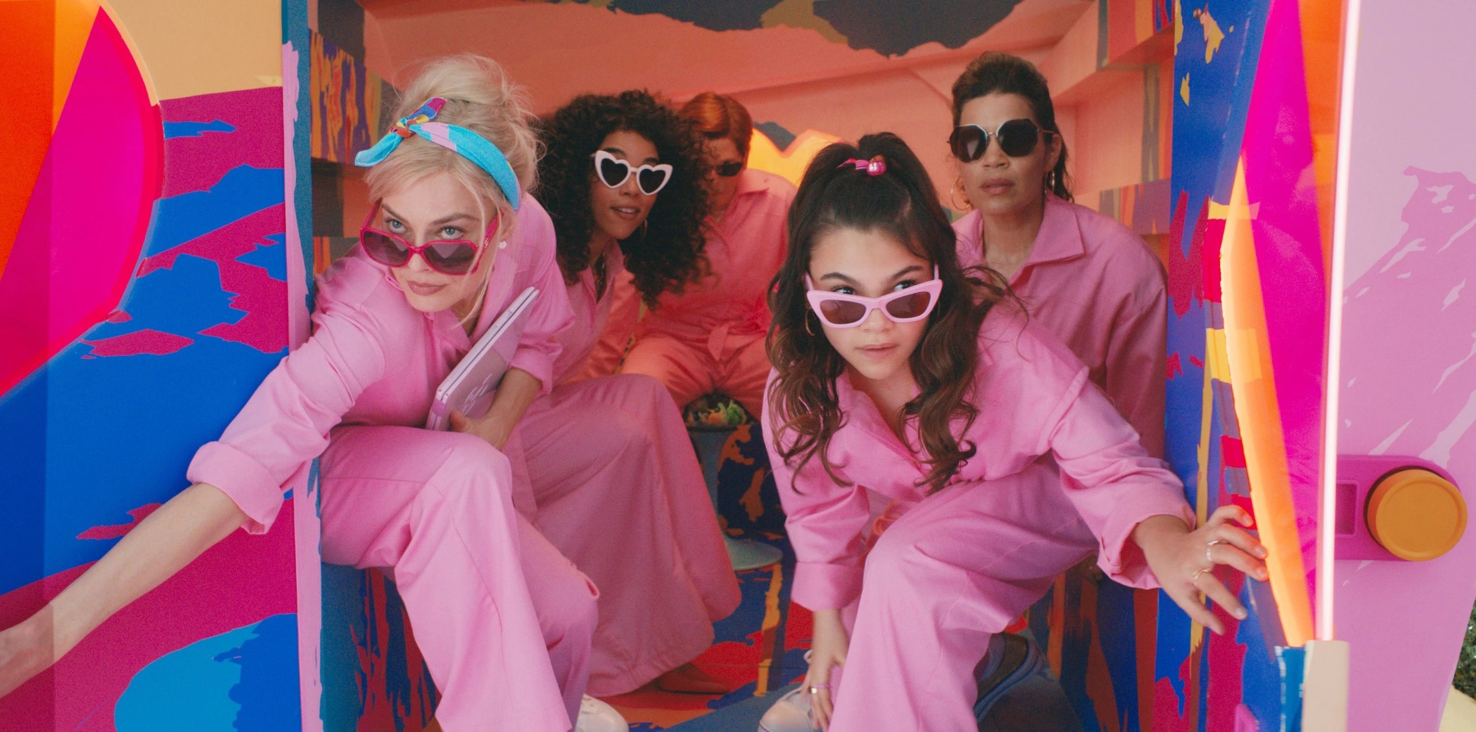 Vestindo disfarces cor-de-rosa, Barbie, Sasha, Gloria e as outras bonecas recuperam Barbieland