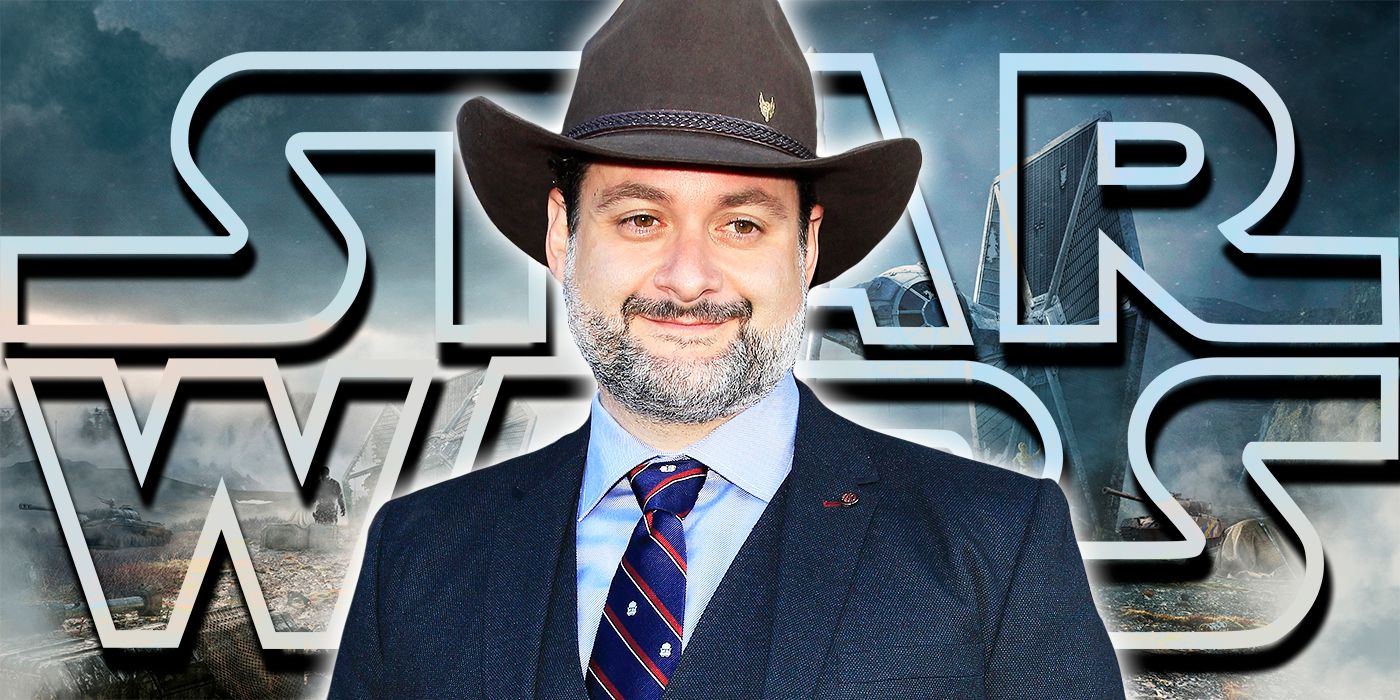 Dave Filoni em frente a um logotipo de Star Wars