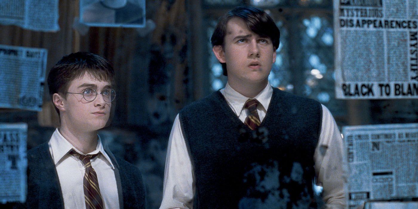 Neville Longbottom e Harry Potter lembram de seus pais perdidos em um espelho.