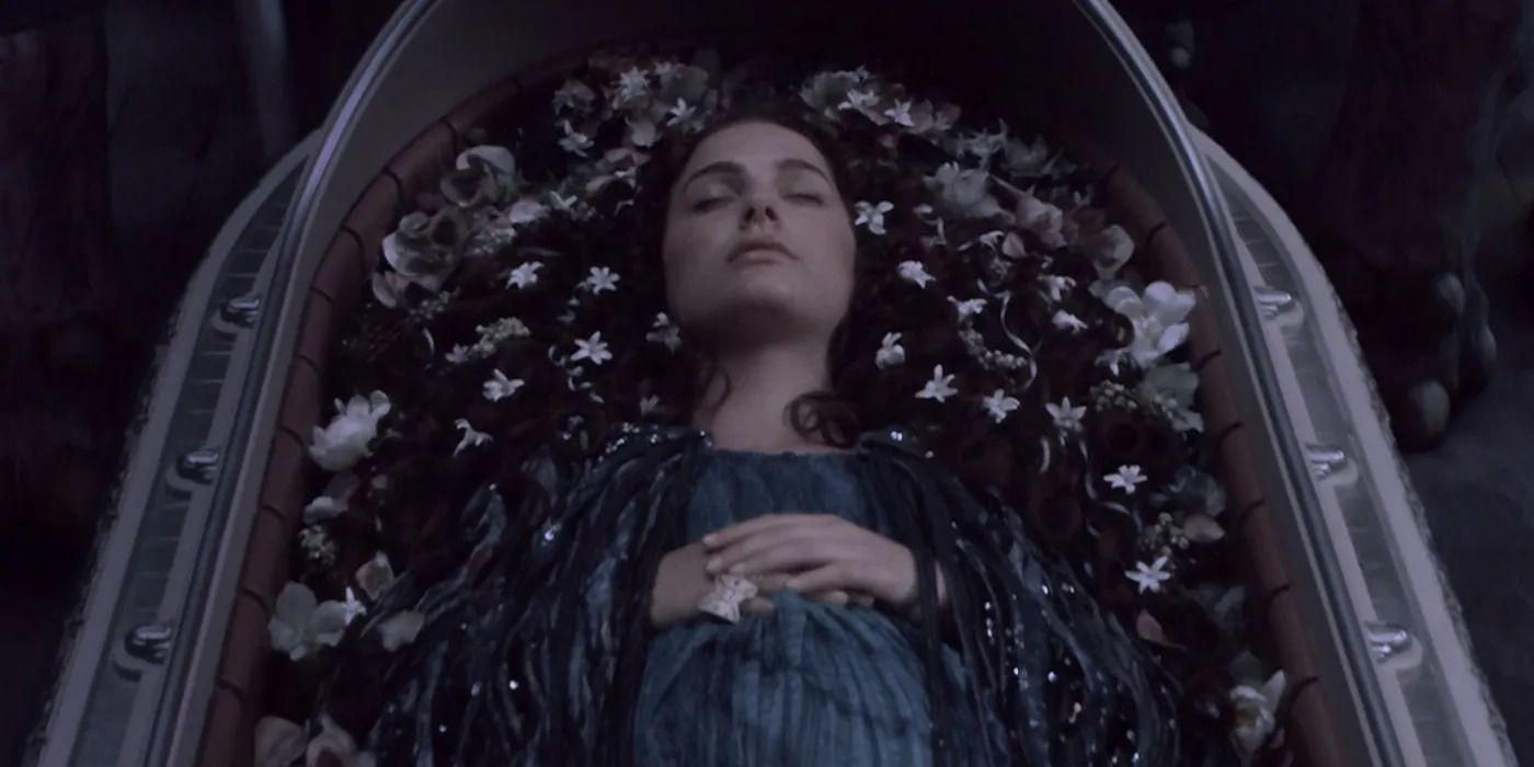 Uma Padmé Amidala morta está esticada em seu caixão em Star Wars.