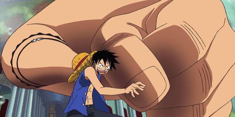Monkey D. Luffy se prépare à attaquer avec un bras massif en utilisant sa technique Gear 3 dans l'arc Sabaody Island de One Piece.