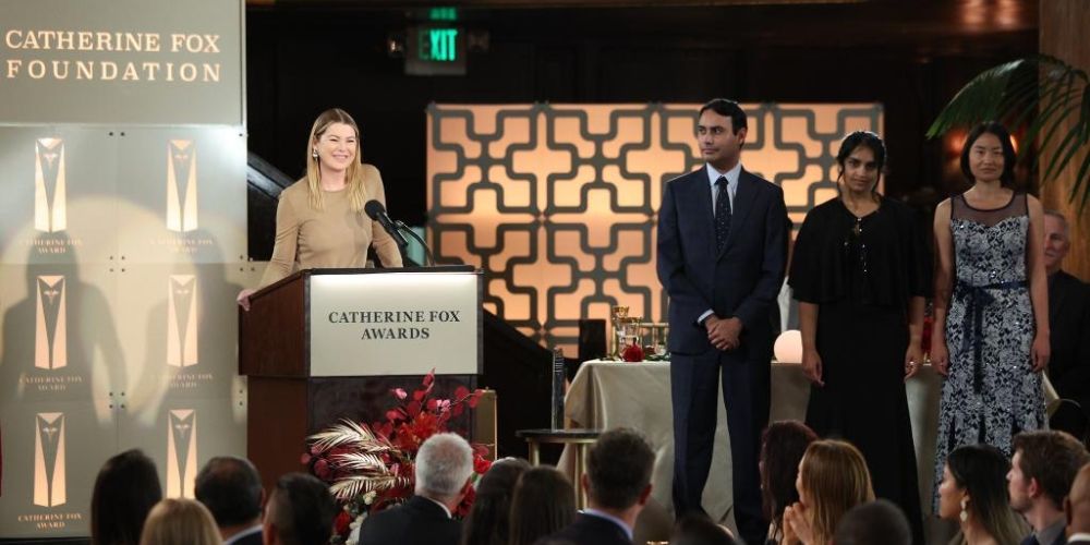 Ellen Pompeo como Meredith Grey apresenta o Catherine Fox Awards em Grey's Anatomy