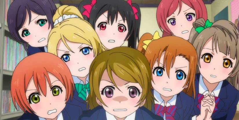 Les personnages principaux de Love Live! L'anime School Idol Project a l'air choqué et inquiet.