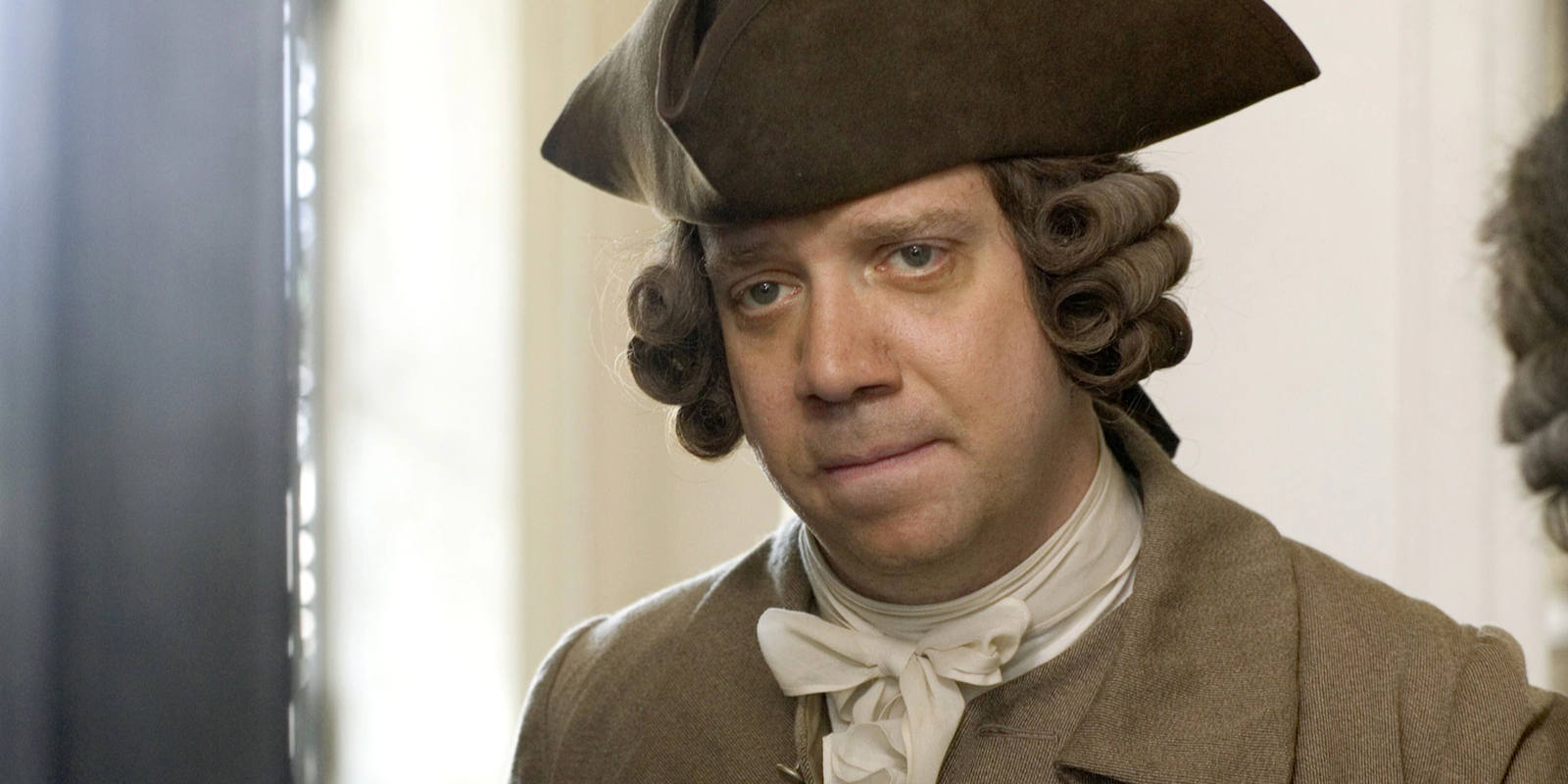 Paul Giamatti como el padre fundador John Adams parece pensativo 