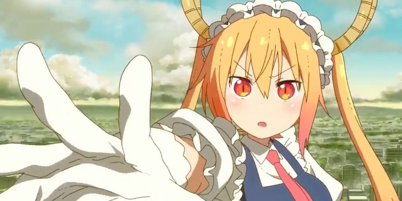 Tohru a Criada Dragão está esticando a mão enquanto seus olhos brilham em laranja-vermelho