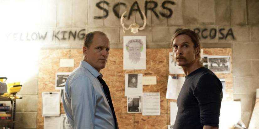 Rust Cohle y Marty Hart, mayores, se paran frente a un tablero de pruebas en True Detective