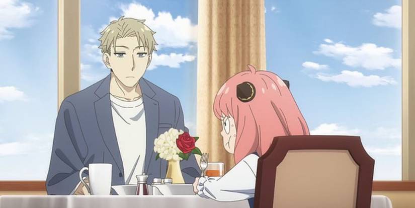 Loid regarde avec désapprobation Anya frustrée alors qu'ils prennent leur petit-déjeuner à bord du Princess Lorelei. 