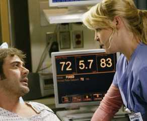 Izzie (Kathrine Heigl) cuts Denny (Jeffrey Dean Morgan)'s LVAD wire in Grey's Anatomy.