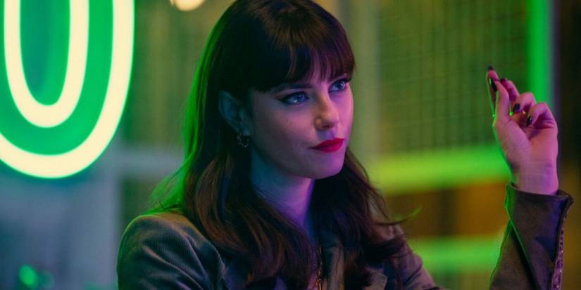 Kaya Scodelario is Susie Glass at a bar in The Gentlemen.