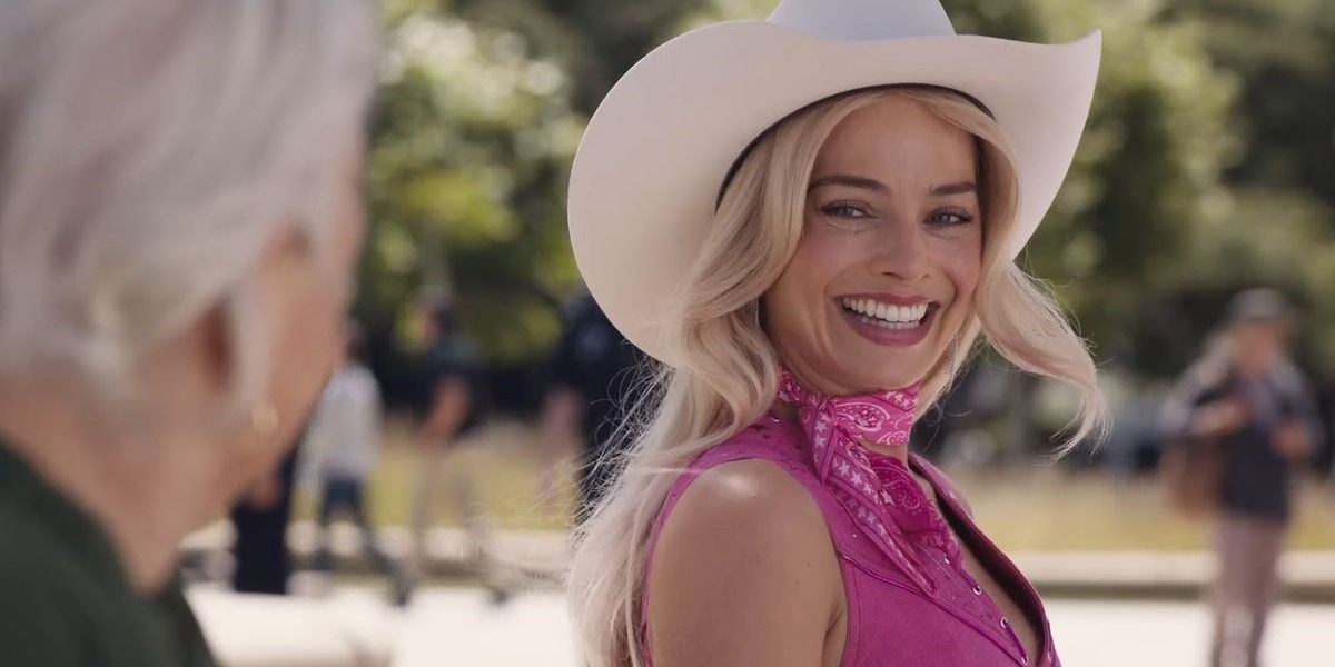 Margot Robbie sorrindo com um chapéu de cowgirl como Barbie no banco com a velha