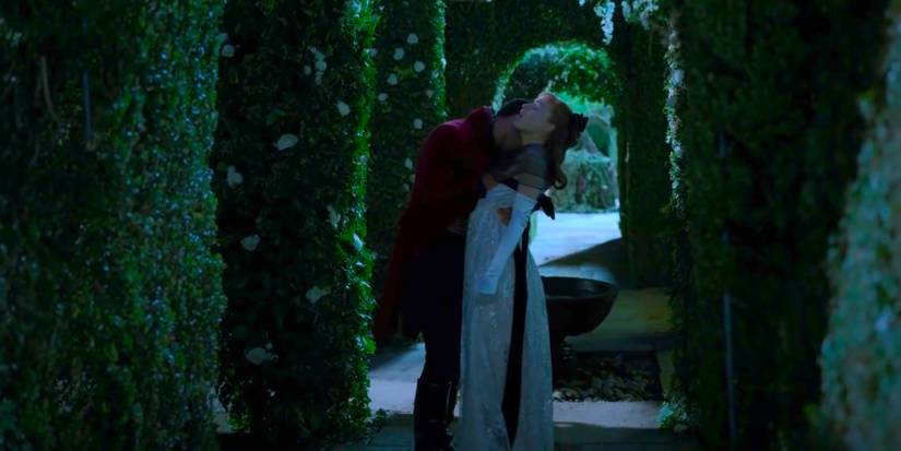 Simon and Daphne kiss in Bridgerton