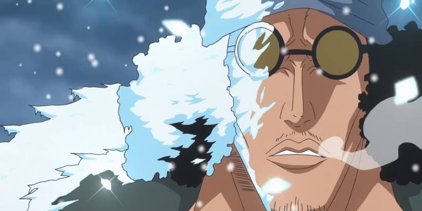 Le côté droit du visage de l'amiral Aokiji Kuzan est recouvert de glace à cause du fruit du diable Chilly-Chilly dans One Piece.
